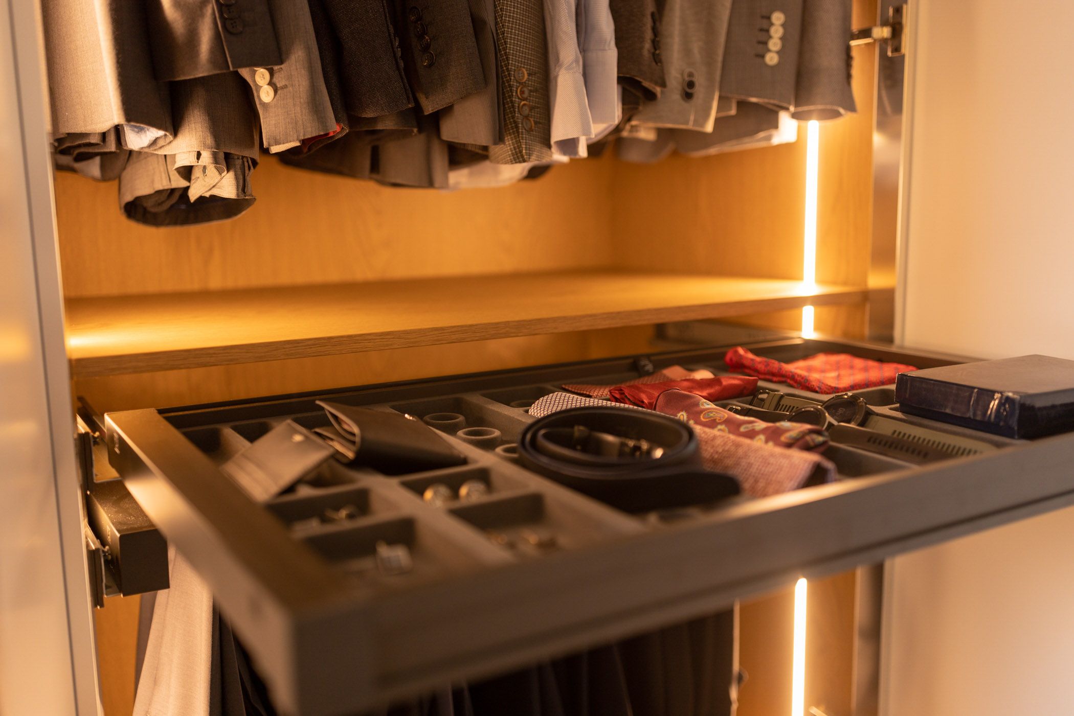 Jak zagospodarować szafę wnękową w przedpokoju i garderobę, by znalazło się w niej miejsce na pościel, odkurzacz, buty i inne rzeczy?